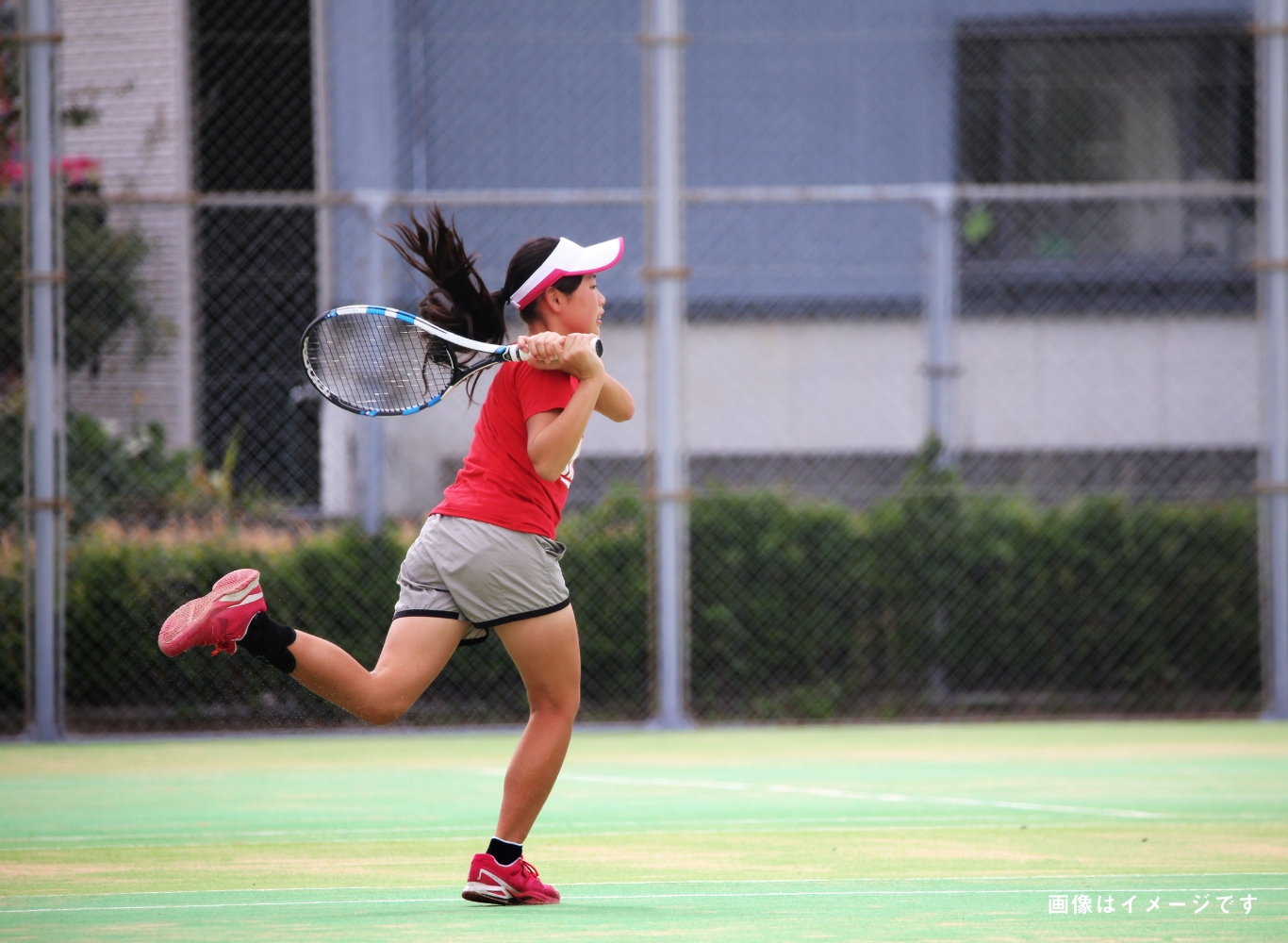 テニス合宿で練習をしているイメージ