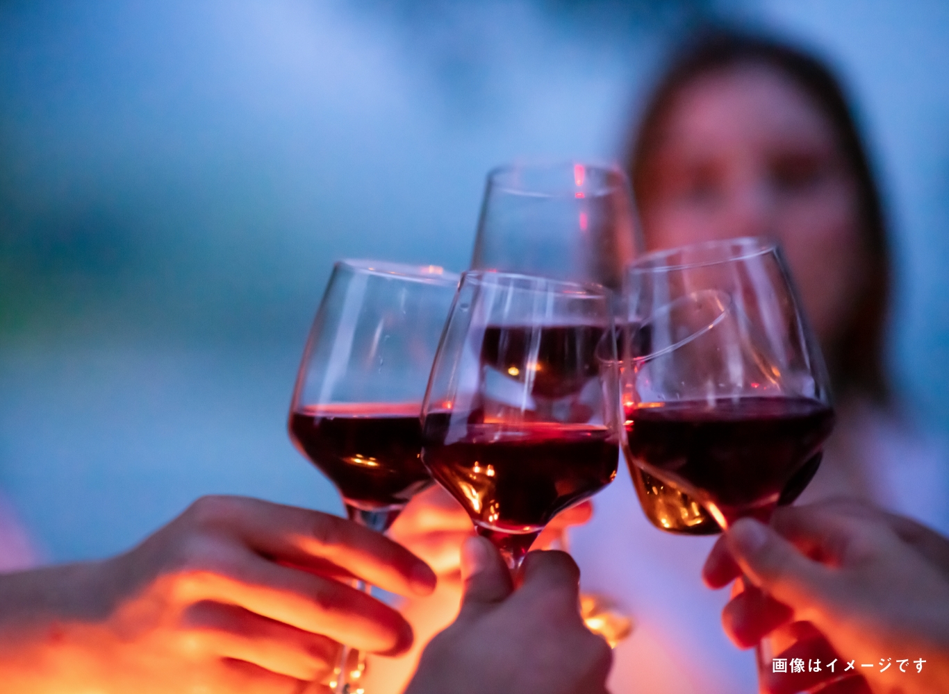 パーティでお酒を飲んでいる写真