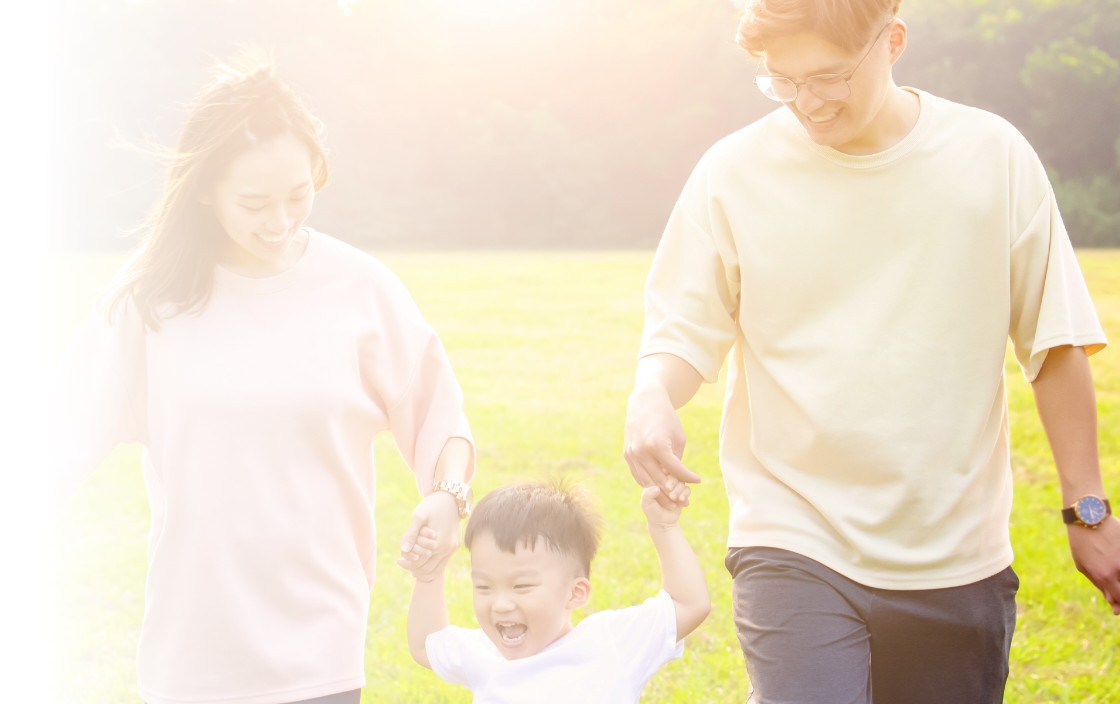楽しく遊ぶ家族のイメージ