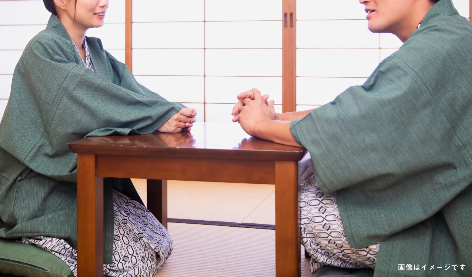 旅館の和室でくつろぐ人のイメージ