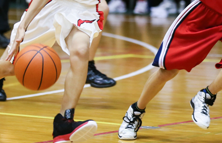 バスケットをする学生のイメージ