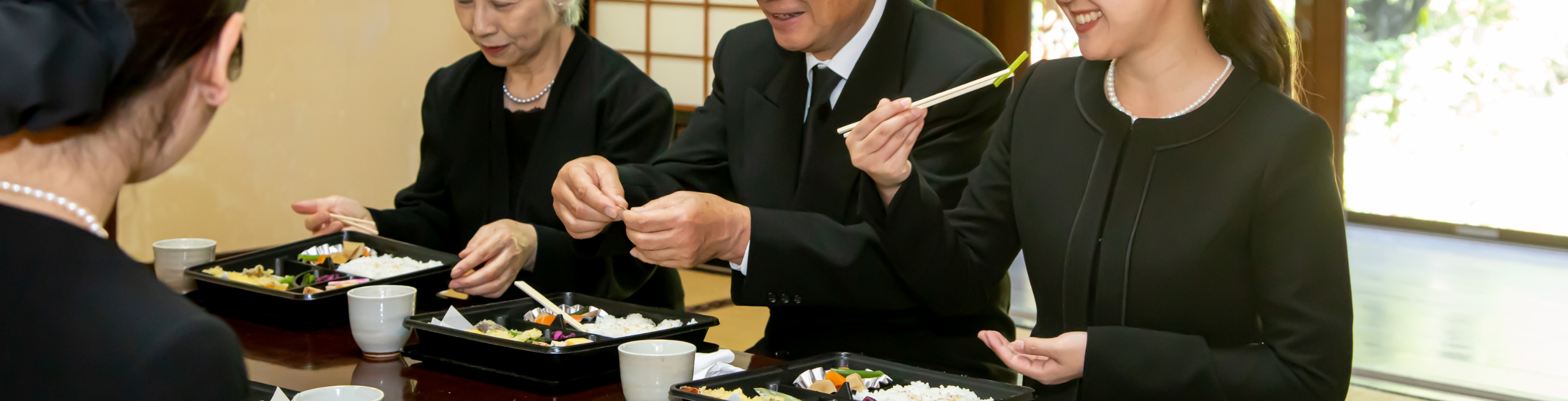 正装で食事会をするグループの写真