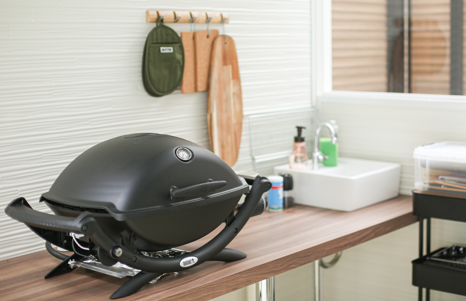 グランピング内に設置のキッチンエリアの写真