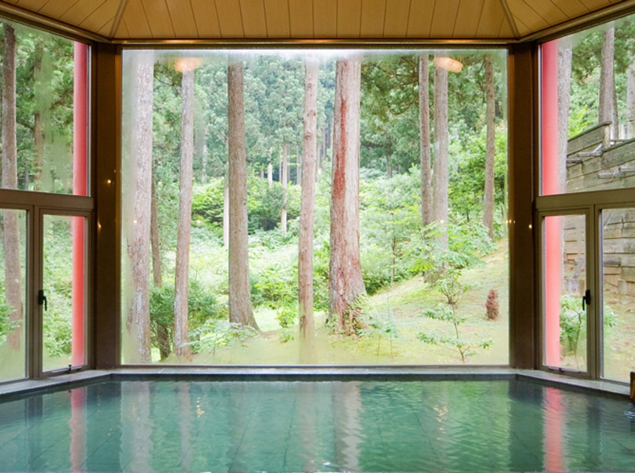 天然温泉の内部写真