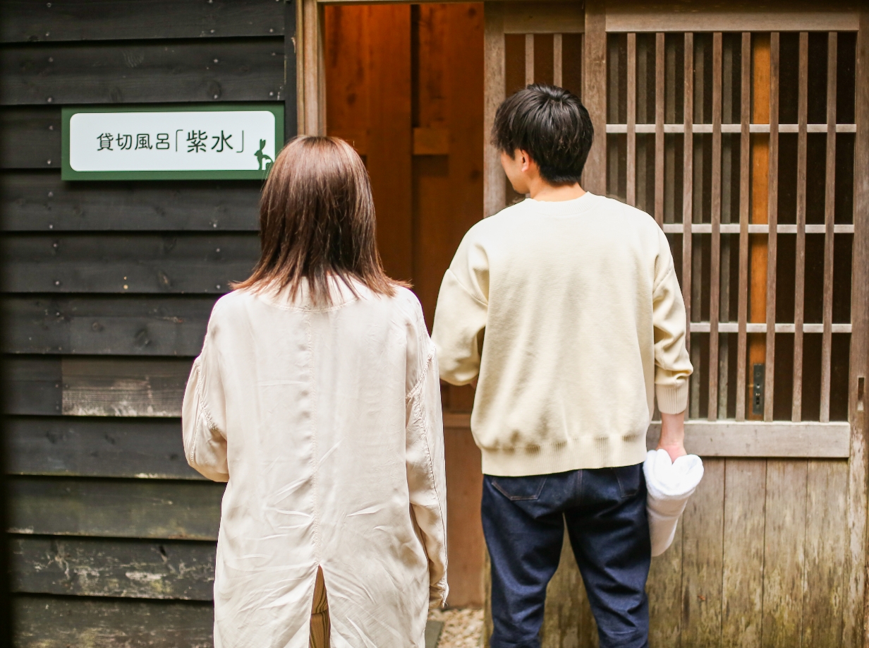 貸切風呂を楽しむカップルのイメージ