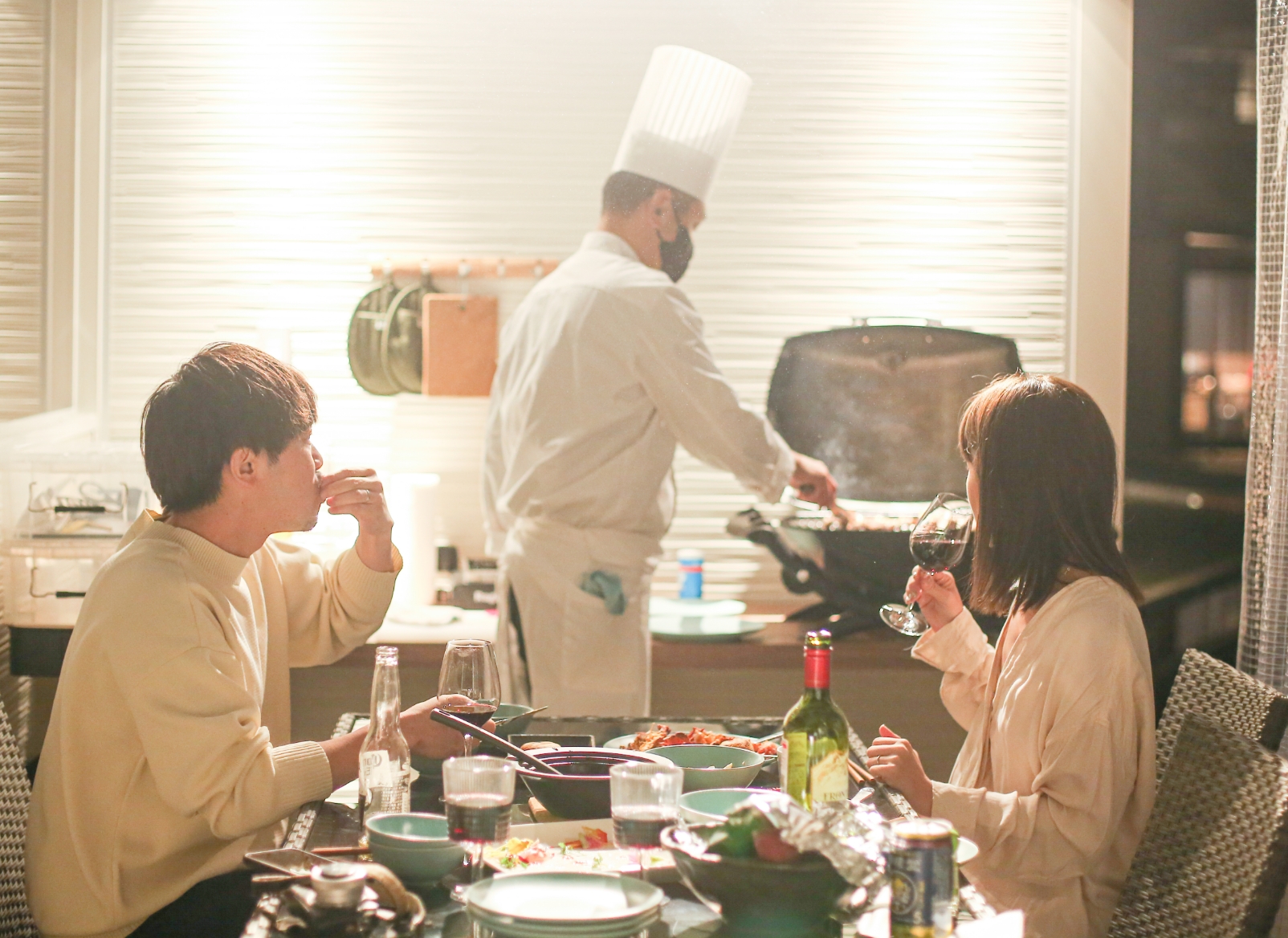 夕食のテーブルを囲むイメージ