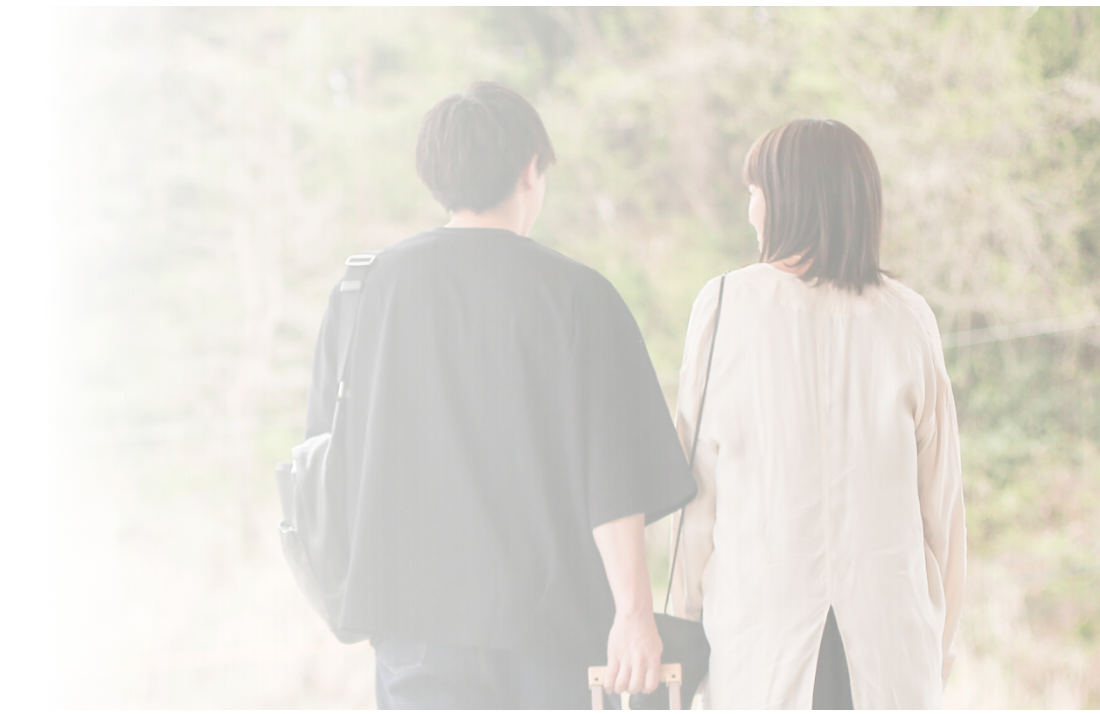 旅行をするカップルのイメージ