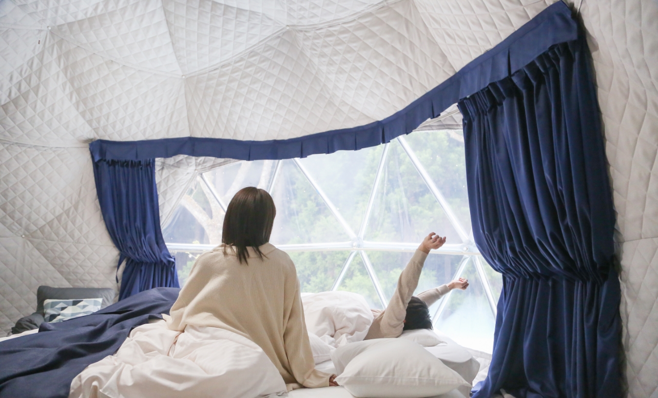 グランピング室内の朝のイメージ