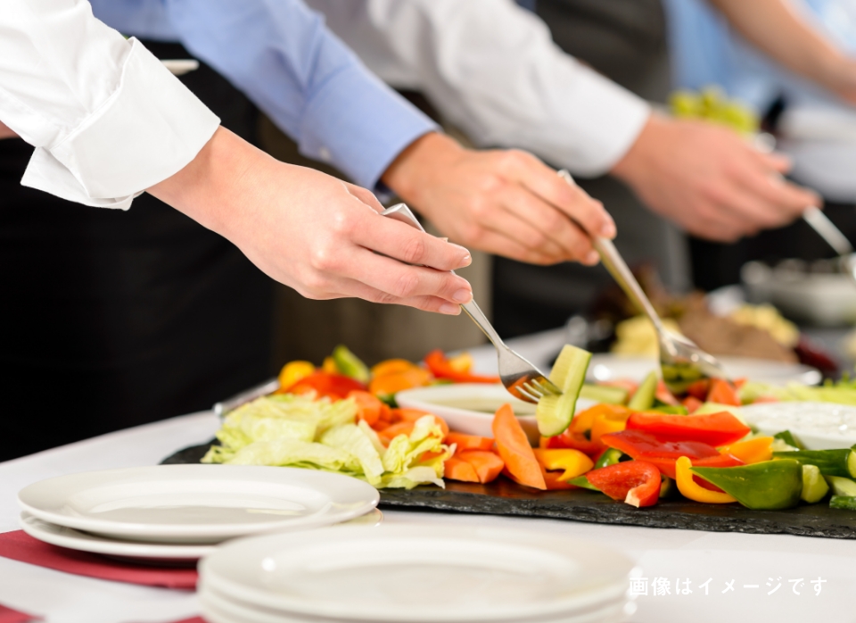 バイキングを取る人たちの写真