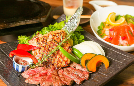 ファミリーおすすめ【宿泊棟・恐竜プラン2食付】恐竜をイメージした肉料理＆お子様に恐竜ミニフィギュア付の写真